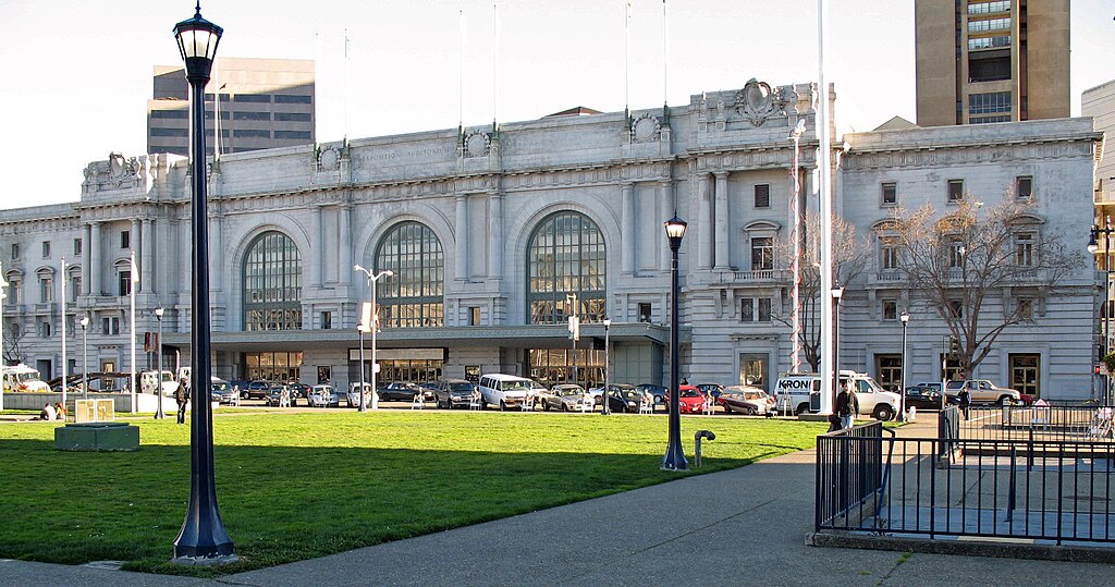 Bill Graham Civic Auditorium, one of the popular venues for live streaming events in San Francisco, featuring an iconic large space and modern architecture. Image by Mike Hofmann, licensed under CC BY-SA 4.0.